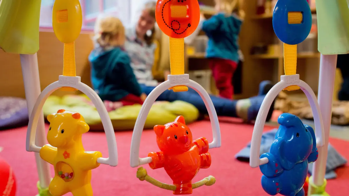 Kinderspielzeug hängt am 16.10.2013 in einer Kindertagesstätte der Arbeiterwohlfahrt (AWO) in Hannover (Niedersachsen). Eine Kita-Volksinitiative hat mehr als 100 000 Unterschriften für bessere Bedingungen in den Kindertagesstätten in Niedersachsen eingereicht. Foto: Julian Stratenschulte/dpa ++ +++ dpa-Bildfunk +++