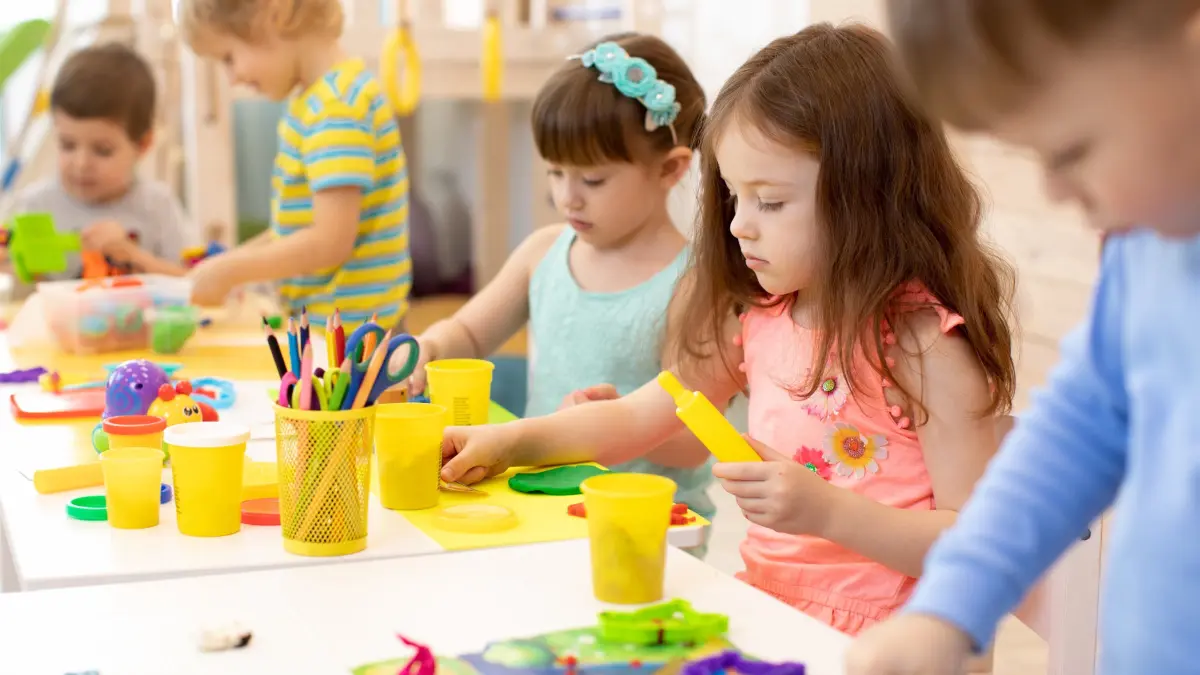 Symbolbild, Symbolfoto, Kindergarten, Kinderbetreuung, Kita, Kinder, spielen. Foto: © Oksana Kuzmina/adobe.stock.com