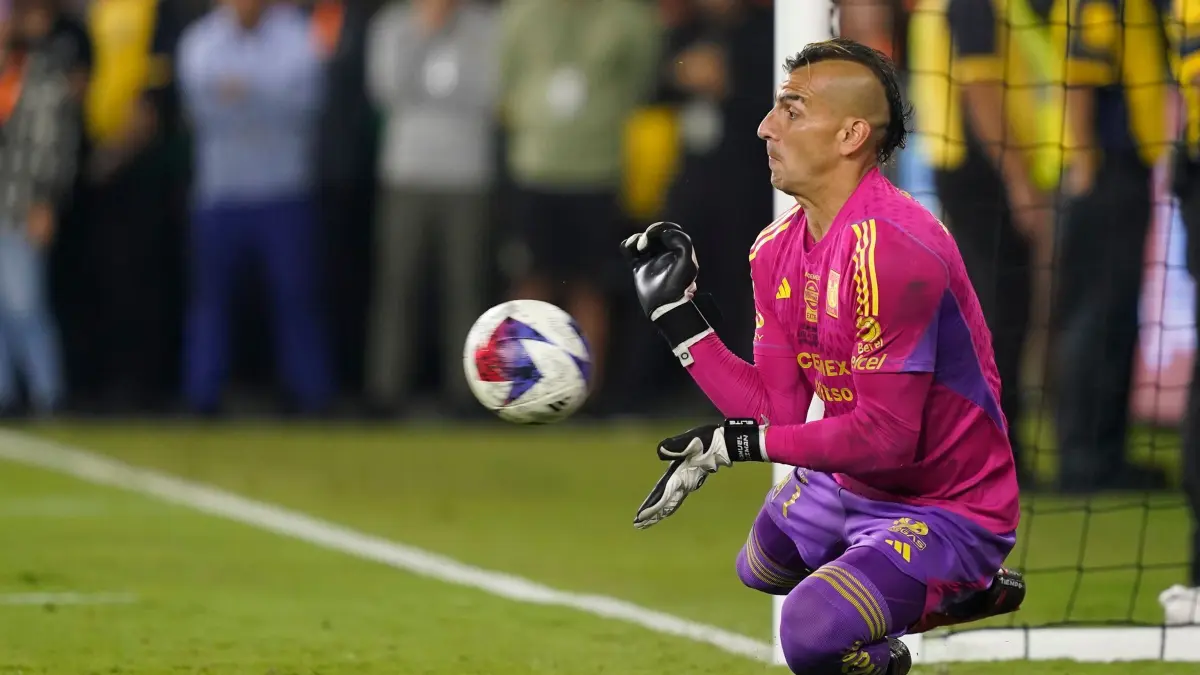Torhüter Nahuel Guzmán: ARCHIV - 28.09.2023, USA, Los Angeles: Fußball, Campeones Cup, Finale, Los Angeles FC - Tigres UANL im BMO Stadium. Tigres-Torhüter Nahuel Guzmán hält einen Elfmeter von Los Angeles FC-Mittelfeldspieler Hollingshead. (zu dpa: «Torhüter in Mexiko wegen Laser-Skandals für elf Spiele gesperrt») Foto: Ryan Sun/AP/dpa +++ dpa-Bildfunk +++