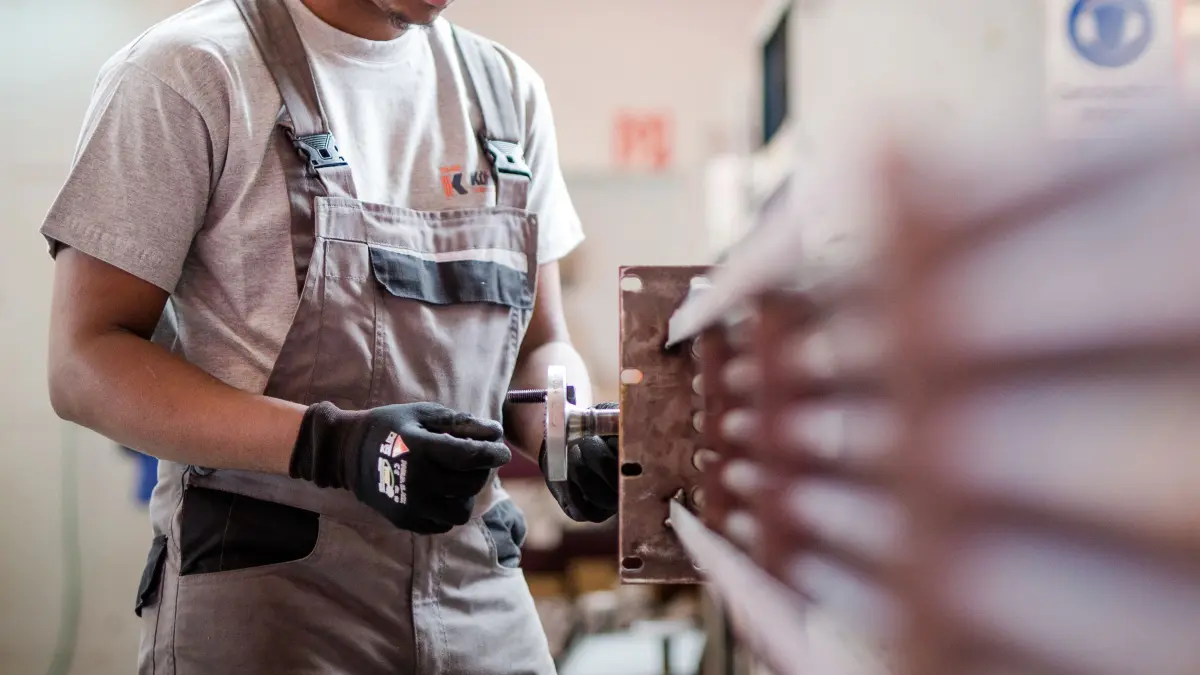 ARCHIV - 21.08.2017, Baden-Württemberg, Korntal-Münchingen: Ein Flüchtling aus Somalia arbeitet während eines Praktikums bei einem Industrieunternehmen in der Produktion der Firma an einem Wärmetauscher. In der Debatte über den Umgang mit Flüchtlingen gibt es Forderungen aus Wirtschaft und Politik, die Arbeitsaufnahme zu beschleunigen. (Zu dpa «Weniger Bürokratie gefordert: Flüchtlinge schneller in Arbeit bringen») Foto: Christoph Schmidt/dpa +++ dpa-Bildfunk +++