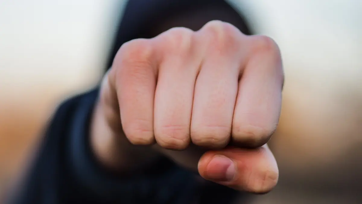 Symbolbild, Symbolfoto, Faust, Gewalt, Schlägerei, Schlagen. Foto: © Samcrew777/adobe.stock.com