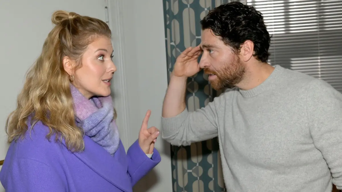 Alicia (Josefin Bressel) wird von ihrem neuen Freund Carlos (Patrick Fernandez) eiskalt belogen.
