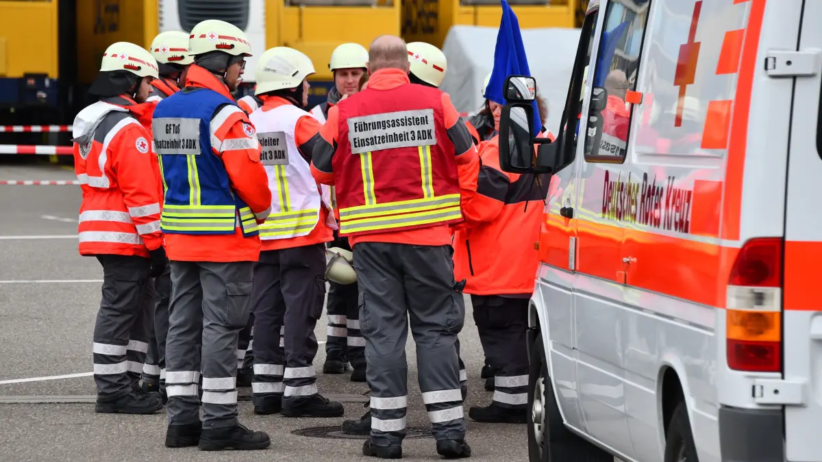 Mehr als 260 Einsatzkräfte des Katastrophenschutzes haben am Samstag in Langenau den Ernstfall geprobt. Das Szenario: Nach einem Gefahrstoff-Austritt bei der Firma Dachser mussten fast 40 Personen dekontaminiert und vom Rettungsdienst versorgt werden.