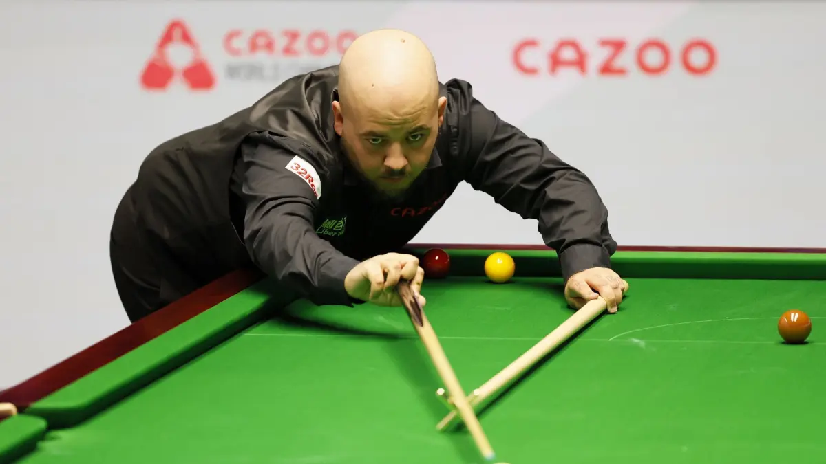 Snooker–WM in Sheffield: 20.04.2024, Großbritannien, Sheffield: Luca Brecel aus Belgien während seines Spiels gegen David Gilbert am ersten Tag der Cazoo World Snooker Championship im Crucible Theatre. Foto: Richard Sellers/PA Wire/dpa +++ dpa-Bildfunk +++
