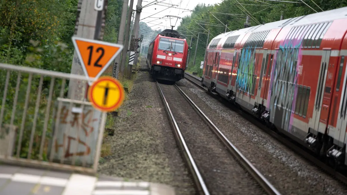 Regionalbahn: ARCHIV - 16.09.2021, Schleswig-Holstein, Ahrensburg: Zwei Regionalzüge der Deutschen Bahn (DB) begegnen sich vor einem Bahnhof. (zu dpa: «Autounfall - Bahnstrecke bei Eutingen im Gäu gesperrt») Foto: Jonas Walzberg/dpa +++ dpa-Bildfunk +++