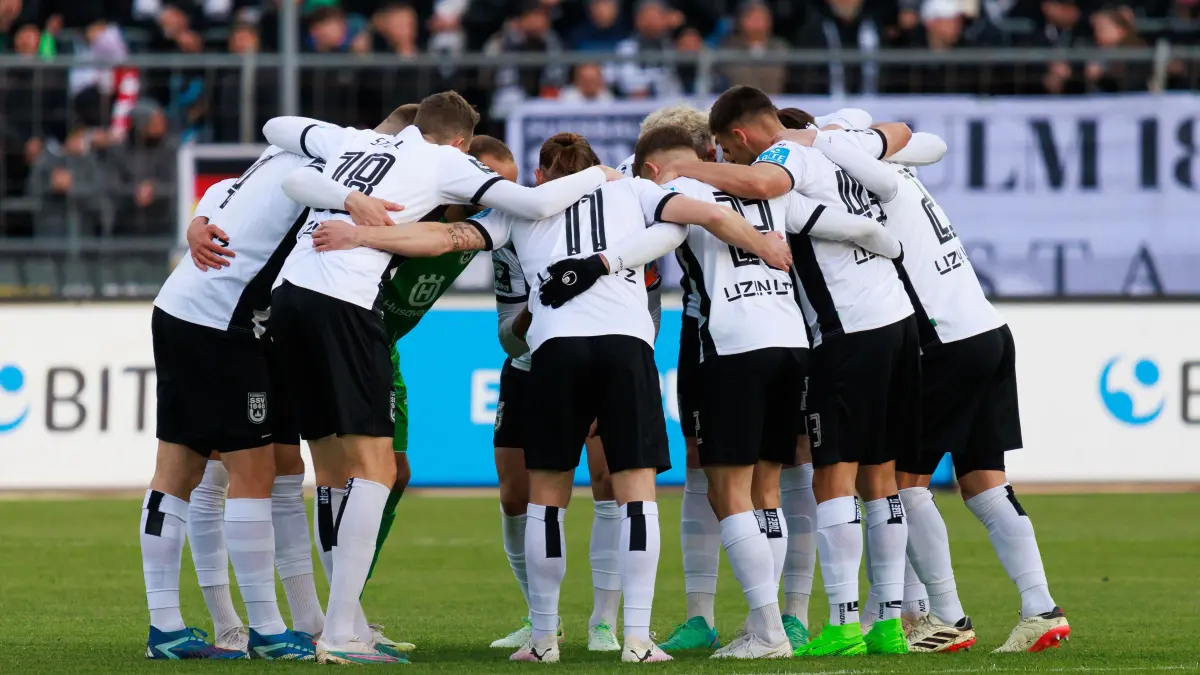 SSV Ulm 1846 vs. SSV Jahn Regensburg, Fussball, Herren, 3. Liga, 34. Spieltag, Saison 2023/2024, GER, 21.04.2024: Die Spieler des SSV Ulm 1846 bilden einen Kreis vor dem Spiel, stimmen sich ein, positive Emotionen
SSV Ulm 1846 vs. SSV Jahn Regensburg, Fussball, Herren, 3. Liga, 34. Spieltag, Saison 2023/2024, GER, 21.04.2024
DFL/DFB REGULATIONS PROHIBIT ANY USE OF PHOTOGRAPHS AS IMAGE SEQUENCES AND/OR QUASI-VIDEO
Foto: Eibner-Pressefoto/Oliver Schmidt