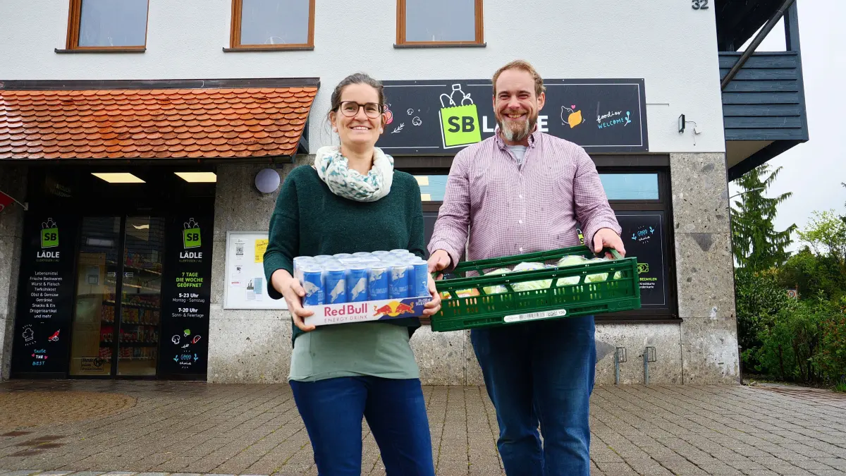 Stefanie und Stefan Schrapp vor dem SB-Lädle in Au.