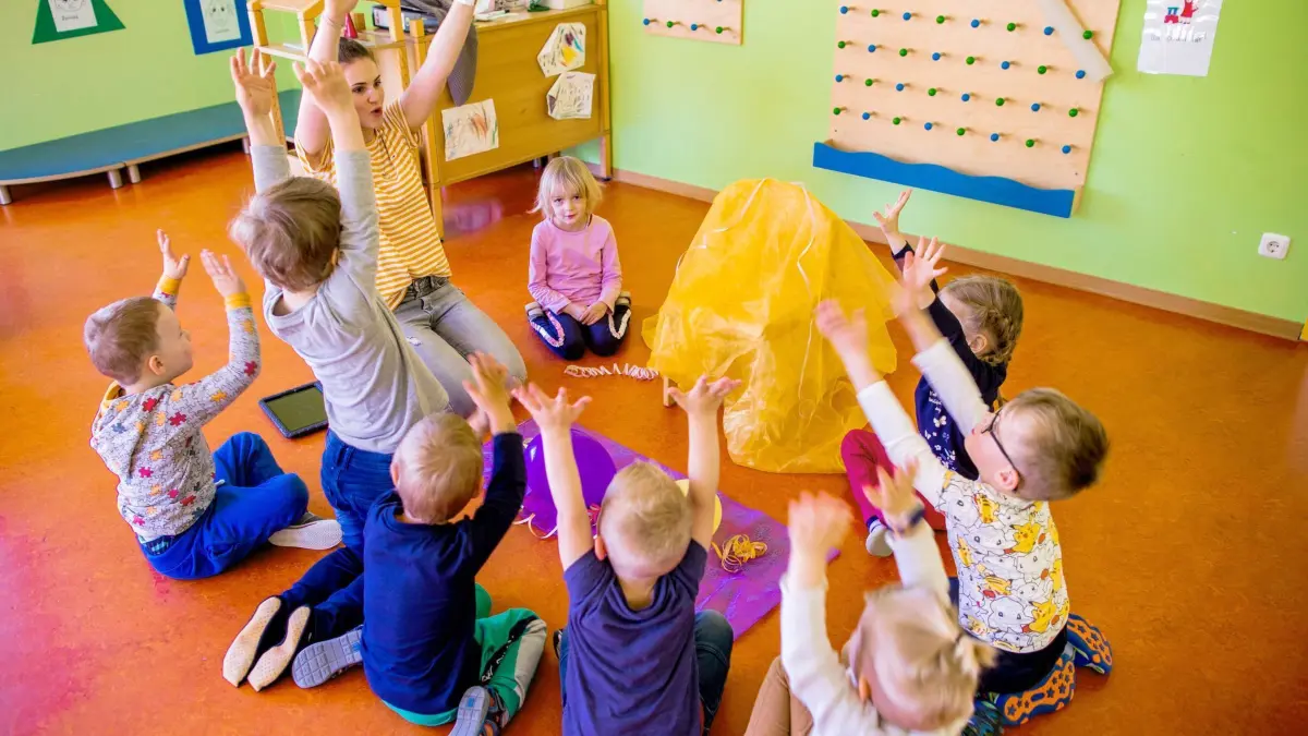 Kindertagestätten: ARCHIV - 20.05.2020, Mecklenburg-Vorpommern, Schwerin: Erzieherin Vanessa Schaffer feiert mit einer Kindergruppe in der Kindertagesstätte "Anne Frank" den Geburtstag von Hedi (M) nach. (zu dpa: «CDU dringt auf besseren Betreuungsschlüssel bei Krippenkindern in MV») Foto: Jens Büttner/dpa-Zentralbild/dpa +++ dpa-Bildfunk +++