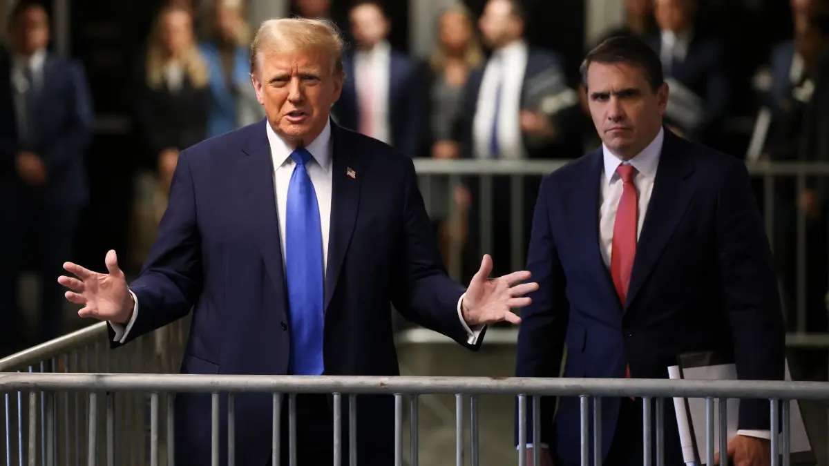 Strafprozess gegen Ex–US–Präsident Trump: 22.04.2024, USA, New York: Donald Trump (l), ehemaliger Präsident der USA, spricht nach dem Verlassen des Gerichtssaals im Strafgericht von Manhattan. Der Prozess gegen den früheren US-Präsidenten Trump um Schweigegeldzahlungen an eine Pornodarstellerin hat mit den Eröffnungsplädoyers begonnen. Foto: Yuki Iwamura/AP POOL/dpa +++ dpa-Bildfunk +++