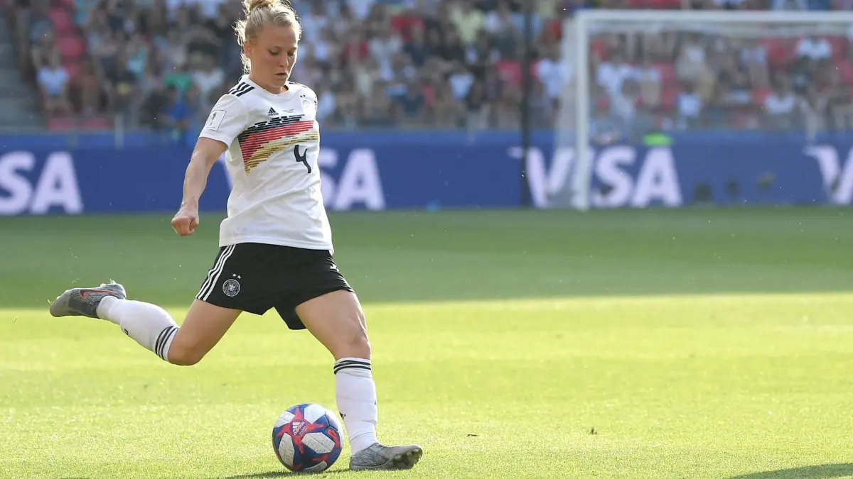 Leonie Maier: ARCHIV - 29.06.2019, Frankreich, Rennes: Fußball, Frauen: WM, Deutschland - Schweden, Finalrunde, Viertelfinale, Roazhon Park: Deutschlands Leonie Maier spielt einen Ball. Die 31-Jährige beendet im Sommer ihre Karriere. (zu dpa: «Fußball-Olympiasiegerin Maier beendet Karriere») Foto: Sebastian Gollnow/dpa +++ dpa-Bildfunk +++