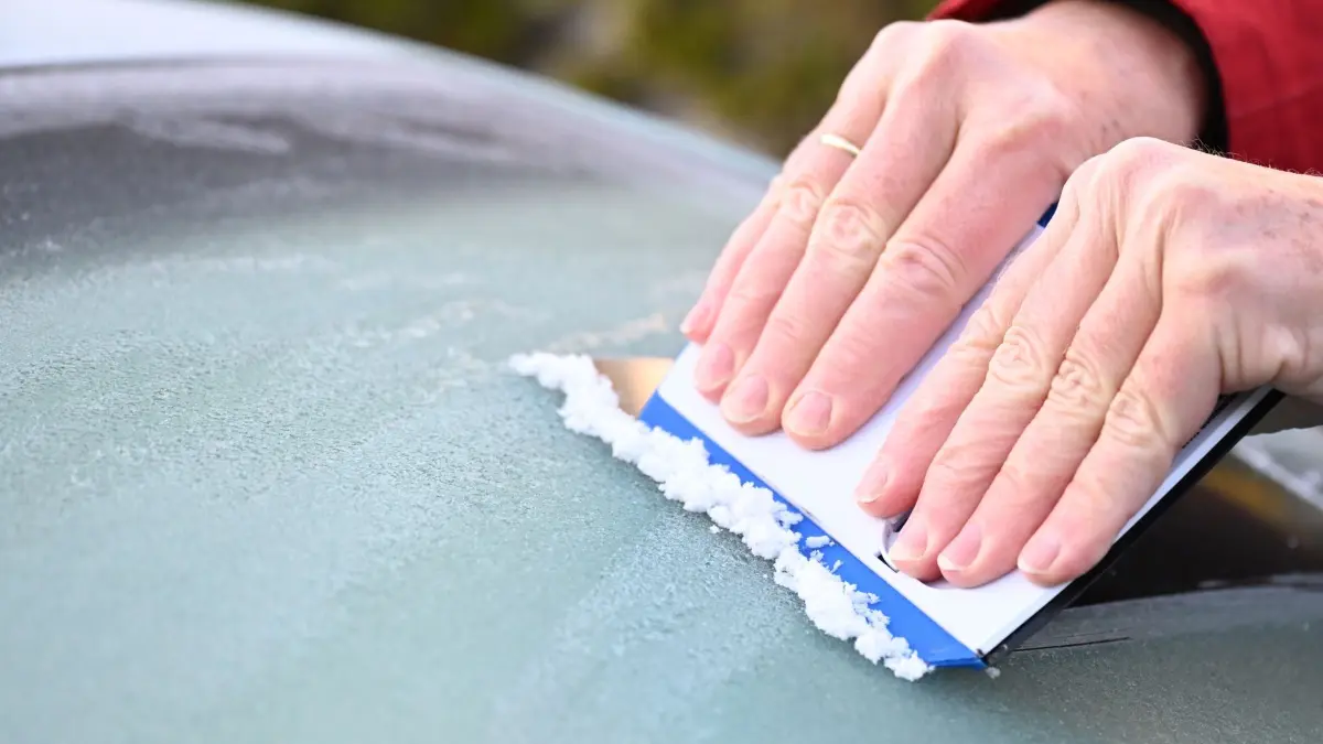 Frost im April: 23.04.2024, Baden-Württemberg, Stuttgart: Eine Frau kratzt am Morgen eine Eisschicht von ihrer Autoscheibe. Foto: Bernd Weißbrod/dpa +++ dpa-Bildfunk +++