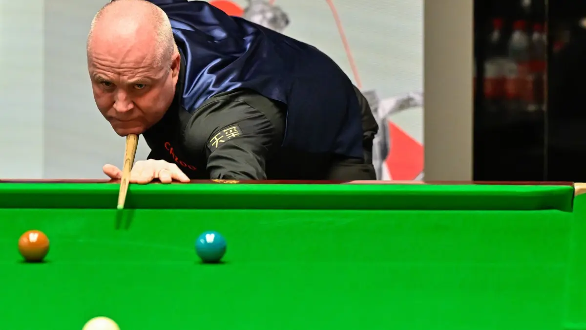 Cazoo Snooker–Weltmeisterschaft 2024: 24.04.2024, Großbritannien, Sheffield: John Higgins zielt während der Cazoo World Championships 2024 im Crucible Theatre, Sheffield. Foto: Cody Froggatt/News Images via ZUMA Press Wire/dpa - ACHTUNG: Nur zur redaktionellen Verwendung und nur mit vollständiger Nennung des vorstehenden Credits +++ dpa-Bildfunk +++