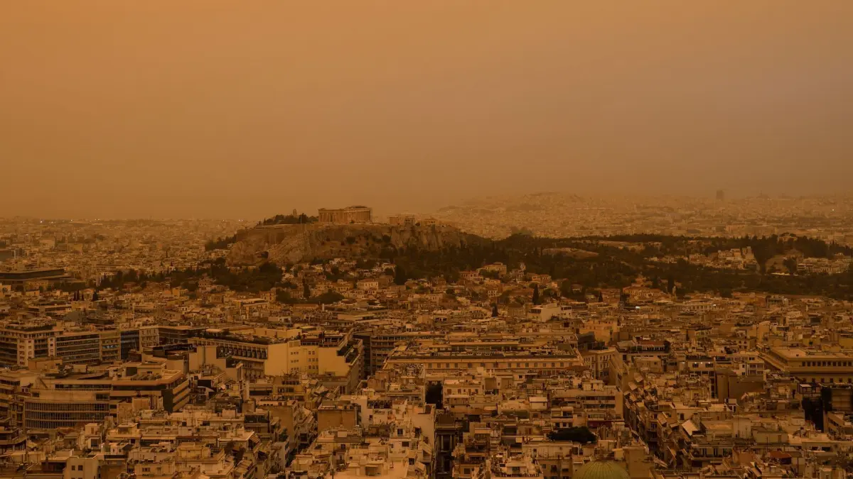 Saharastaub über Griechenland: 23.04.2024, Griechenland, Athen: Der antike Akropolis-Hügel und die Stadt Athen vom Lycabettus-Hügel aus gesehen. Die Akropolis und andere Wahrzeichen Athens nahmen am Dienstag einen marsähnlichen Farbton an, als erstickende Staubwolken, die von Nordafrika über das Mittelmeer geweht wurden, die griechische Hauptstadt einhüllten. Foto: Petros Giannakouris/AP/dpa +++ dpa-Bildfunk +++