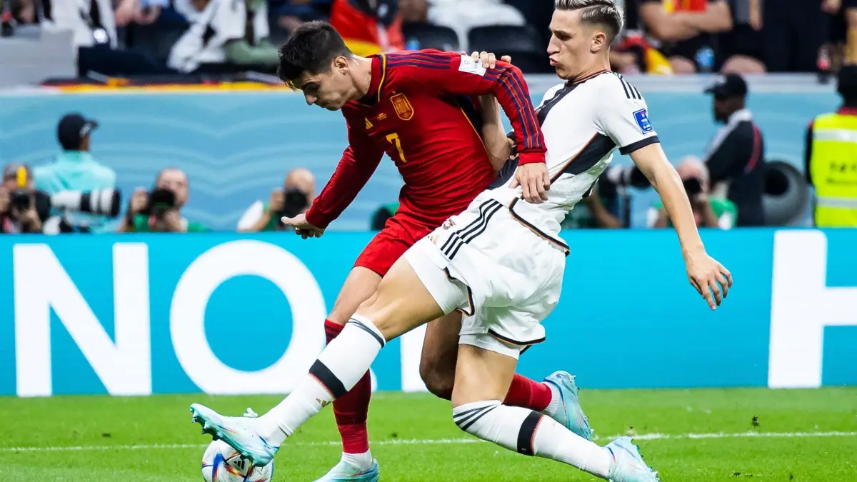 Nico Schlotterbeck: ARCHIV - 27.11.2022, Katar, Al-Khor: Fußball: WM, Spanien - Deutschland, Vorrunde, Gruppe E, 2. Spieltag, al-Bayt Stadion, Spaniens Alvaro Morata (l) in Aktion gegen Deutschlands Nico Schlotterbeck (r). Schlotterbeck hofft weiterhin auf seine Teilnahme an der Fußball-Europameisterschaft im Sommer. (zu dpa: «Dortmunds Schlotterbeck hofft weiter auf EM-Teilnahme») Foto: Tom Weller/dpa - WICHTIGER HINWEIS: Gemäß den Vorgaben der DFL Deutsche Fußball Liga bzw. des DFB Deutscher Fußball-Bund ist es untersagt, in dem Stadion und/oder vom Spiel angefertigte Fotoaufnahmen in Form von Sequenzbildern und/oder videoähnlichen Fotostrecken zu verwerten bzw. verwerten zu lassen. +++ dpa-Bildfunk +++