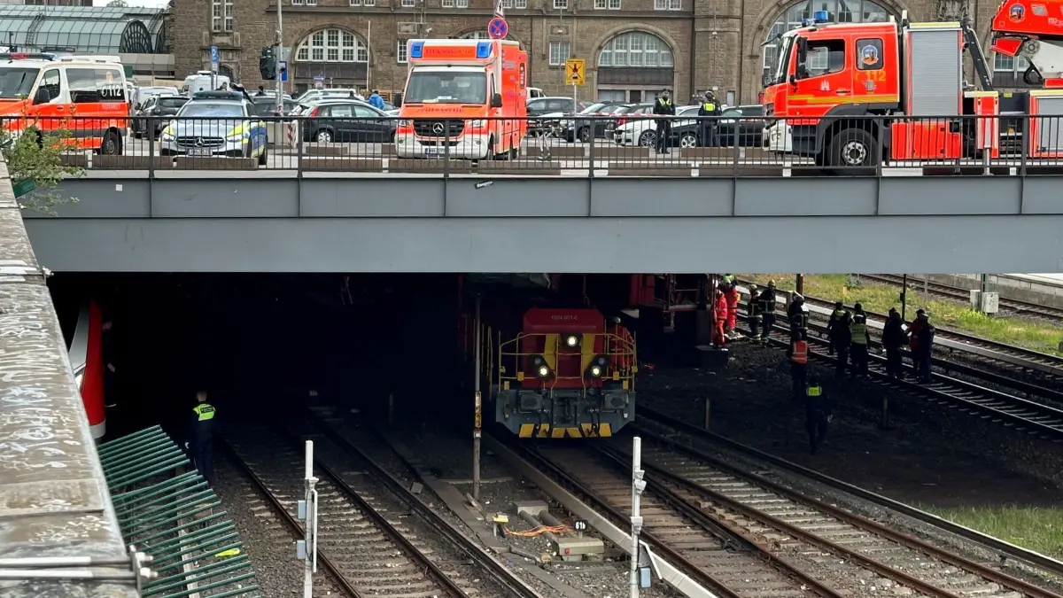 Bauzug am Hamburger Hauptbahnhof entgleist: 26.04.2024, Hamburg: Rettungsfahrzeuge sind am Hauptbahnhof im Einsatz, nachdem ein kleiner Bauzug entgleiste. Dabei wurden sechs Menschen verletzt, einer davon schwer. Foto: Steven Hutchings/dpa +++ dpa-Bildfunk +++