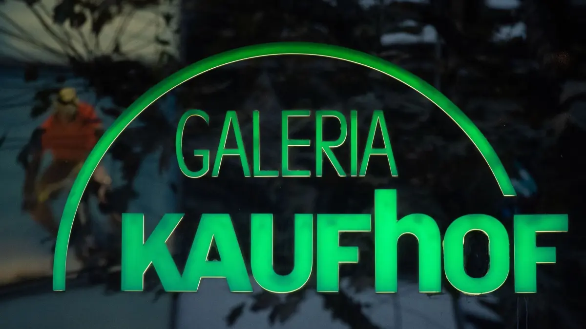 Galeria Kaufhof: ARCHIV - 18.11.2019, Baden-Württemberg, Stuttgart: Das Logo der Warenhauskette Galeria Kaufhof ist an einer Filiale zu sehen. (zu dpa: «Galeria schließt 16 seiner 92 Warenhäuser») Foto: Marijan Murat/dpa +++ dpa-Bildfunk +++