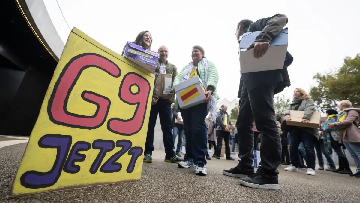 Elterninitiative zum Volksantrag „„G9 Jetzt! BW“: ARCHIV - 26.10.2023, Baden-Württemberg, Stuttgart: Unterstützer der Elternintiative „G9 Jetzt! BW“ stehen mit Kartons, in denen sich Unterschriftenlisten befinden, vor dem Eingang des Bürger- und Medienzentrum des Landtags von Baden-Württemberg. Die Initiative fordert einen Volksantrag für eine flächendeckende Rückkehr zum neunjährigen Gymnasium in Baden-Württemberg. (zu dpa: «Elterninitiative trifft Vorbereitungen für Volksbegehren zu G9») Foto: Marijan Murat/dpa +++ dpa-Bildfunk +++