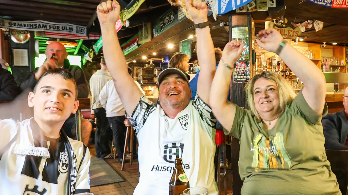 Fußball, SSV Ulm: Die Mannschaft spielt in Freiburg, in Ulmer Kneipen fiebern die Fans mit. Eindrücke aus Capos