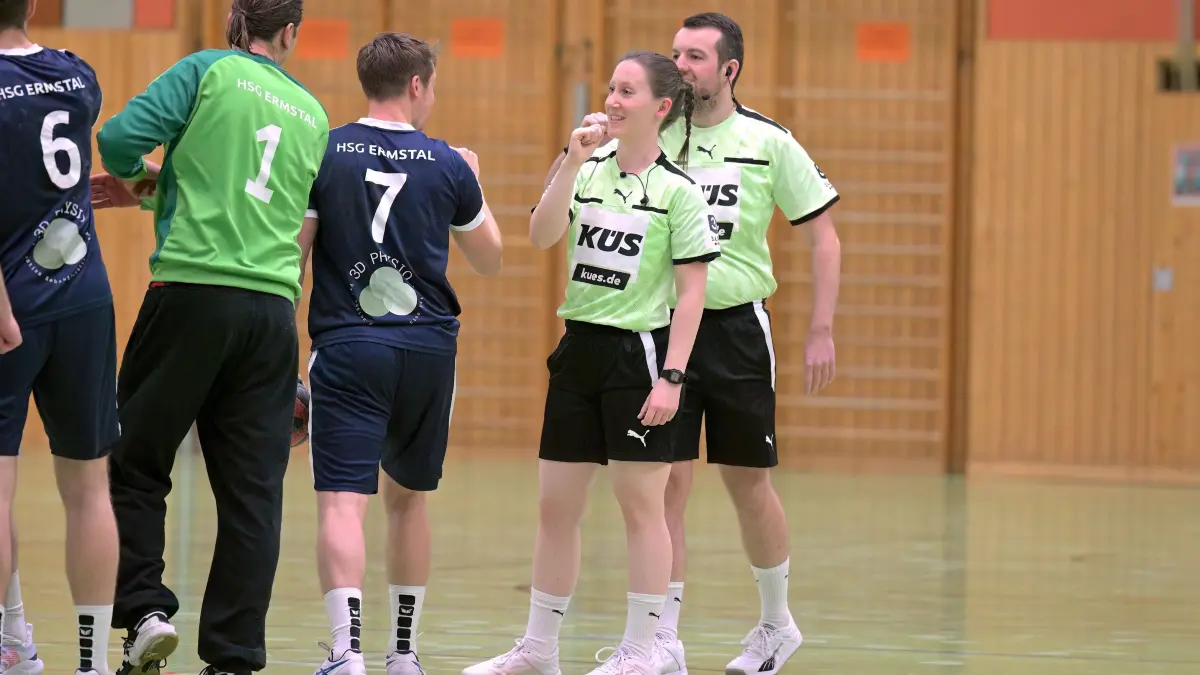 Handball LL | HSG Ermstal vs. SGOU: Handball LL | HSG Ermstal (blau) SG Ober-/Unterhausen (rot) // 2024-04-27 // Foto: Joachim Baur // sprangen als Schiedsrichter ein…Dennis Mueller und Sabrina Mueller