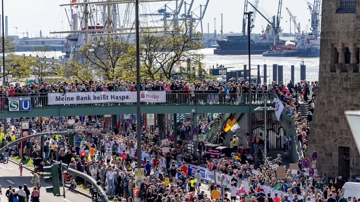 Hamburg Marathon: 28.04.2024, Hamburg: Leichtathletik: Marathon. Unzählige Zuschauer säumen die Laufstrecke des Hamburg Marathon an den Landungsbrücken im Hafen. (zu dpa: «Kenianer Koech siegt erneut beim Hamburg Marathon») Foto: Axel Heimken/dpa +++ dpa-Bildfunk +++