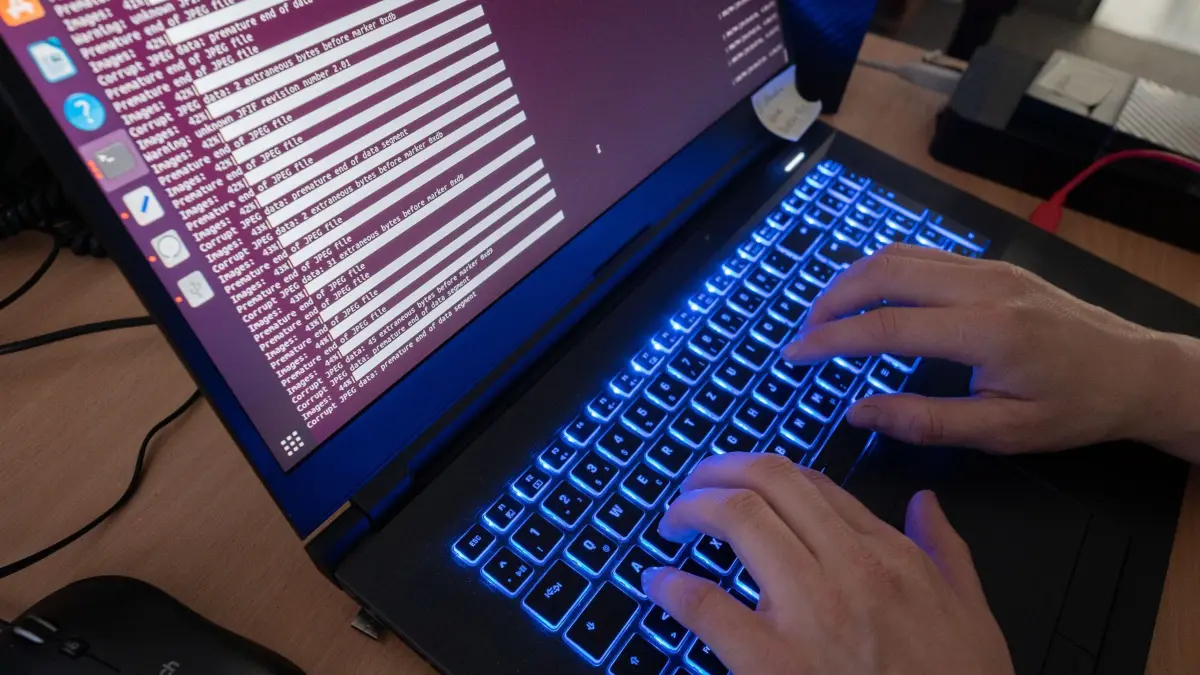 Cyberkriminalität: ARCHIV - 23.06.2021, Niedersachsen, Hannover: Eine Wissenschaftlerin eines Landeskriminalamts arbeitet an Computerbildschirmen. (zu dpa: «Abwehr von Hackern - Innenminister besucht CyberCompetenceCenter») Foto: Julian Stratenschulte/dpa +++ dpa-Bildfunk +++