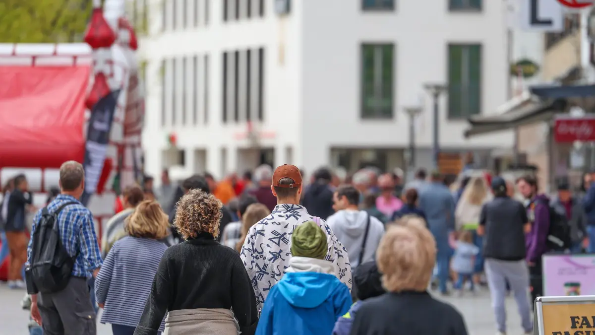 Ulm - Verkaufsoffener Sonntag - Menschen - Fußgängerzone - April - Frühling - Shopping - Shoppen