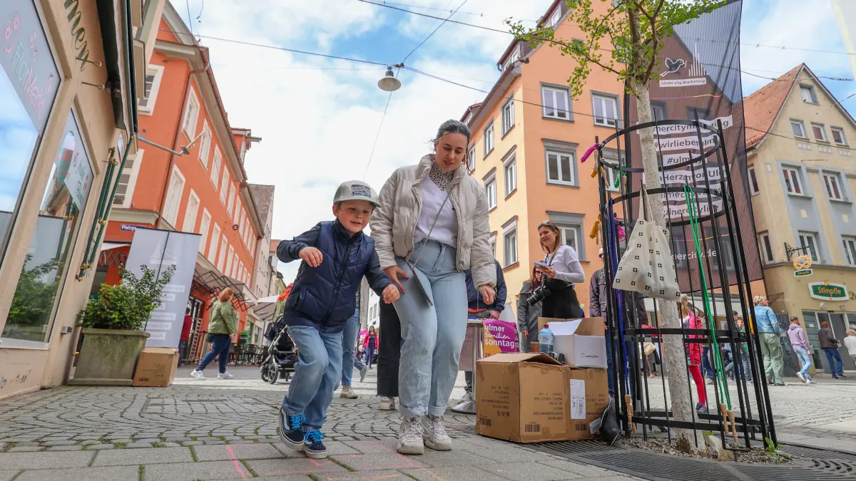Ulm - Verkaufsoffener Sonntag - Menschen - Fußgängerzone - April - Frühling - Shopping - Shoppen