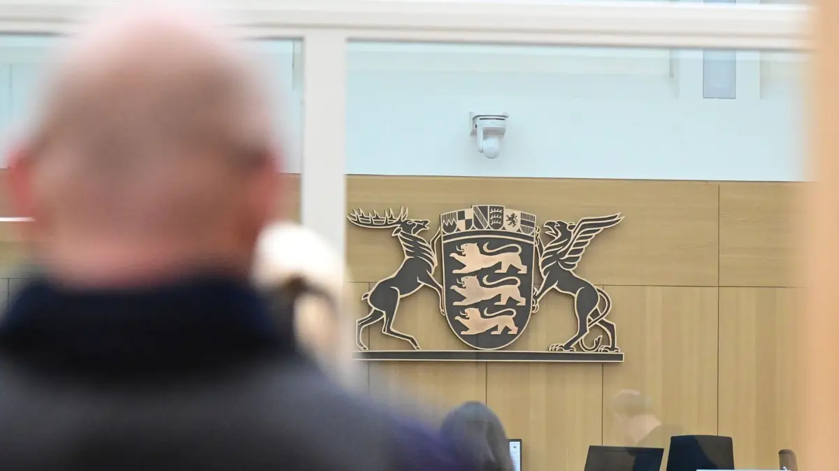 Beginn „Reichsbürger“-Prozess um Reuß-Gruppe: 29.04.2024, Baden-Württemberg, Stuttgart: Ein Justizbeamter steht im Gerichtssaal in Stuttgart-Stammheim beim Beginn eines Prozesses um Reichsbürger, die mutmaßlich einen Umsturz in Deutschland geplant haben sollen. Das Oberlandesgericht verhandelt gegen neun Angeklagte aus der mutmaßlichen «Reichsbürger»-Gruppe um Heinrich XIII. Prinz Reuß, der selbst aber erst später in Frankfurt vor Gericht kommt. Foto: Bernd Weißbrod/dpa-Pool/dpa +++ dpa-Bildfunk +++