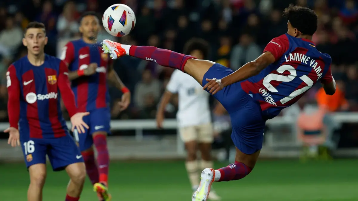 FC Barcelona — FC Valencia: 29.04.2024, Spanien, Barcelona: Barcelonas Lamine Yamal in Aktion während des 33. Spieltag des spanischen La Liga-Spiels zwischen Barcelona und Valencia im Olimpic Lluis Companys Stadion. Foto: Joan Monfort/AP +++ dpa-Bildfunk +++