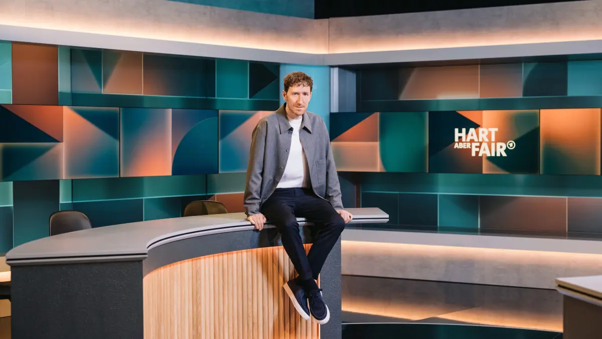 WESTDEUTSCHER RUNDFUNK KÖLN
hart aber fair - Louis Klamroth
Moderator Louis Klamroth
© WDR/Julia Sellmann, honorarfrei - Verwendung gemäß der AGB im Rahmen einer engen, unternehmensbezogenen Berichterstattung im WDR-Zusammenhang bei Nennung "Bild: WDR/Julia Sellmann" (S1+), WDR Kommunikation/Redaktion Bild, Köln, Tel: 0221/220 -7132 oder -7133, Fax: -777132, bildkommunikation@wdr.de