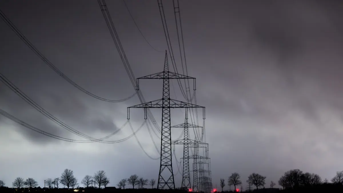 Stromversorgung: ARCHIV - 06.02.2024, Niedersachsen, Hohenhameln: Dunkle Wolken ziehen über eine Hochspannungsleitung hinweg. (zu dpa: «Netzagentur: Stromversorgung im Winter 2024/2025 sicher») Foto: Julian Stratenschulte/dpa +++ dpa-Bildfunk +++