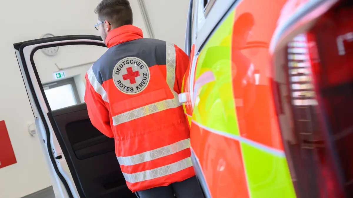Neue Geländewagen Deutsches Rotes Kreuz in Niedersachsen: 30.04.2024, Niedersachsen, Hannover: Ein Helfer vom Deutschen Roten Kreuz DRK steht bei der Übergabe von 22 Geländewagen von Volkswagen Nutzfahrzeuge. Das DRK investiert 1,2 Mio. Euro in die Anschaffung von 22 geländegängigen VW Amaroks für den Katastrophenschutz in Niedersachsen. Foto: Julian Stratenschulte/dpa +++ dpa-Bildfunk +++
