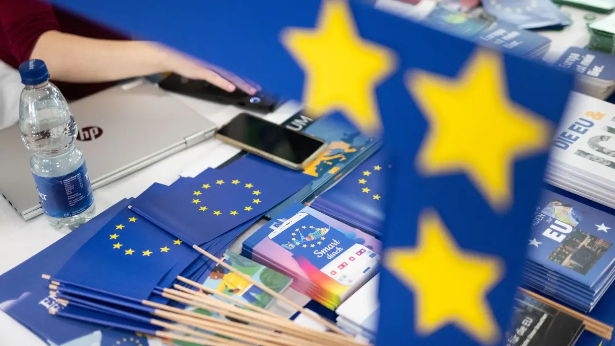 Europawahl: 29.04.2024, Baden-Württemberg, Stuttgart: Informationsmaterial zur Europawahl liegt während einer Veranstaltung im Landtag von Baden-Württemberg an einem Stand der Bürgerinitiative Europa-Union Deutschland (EUD). Am 9. Juni 2024 finden Europa- und Kommunalwahlen statt. (zu dpa: «Sechs Parteien weniger auf den Stimmzetteln zur Europawahl») Foto: Marijan Murat/dpa +++ dpa-Bildfunk +++