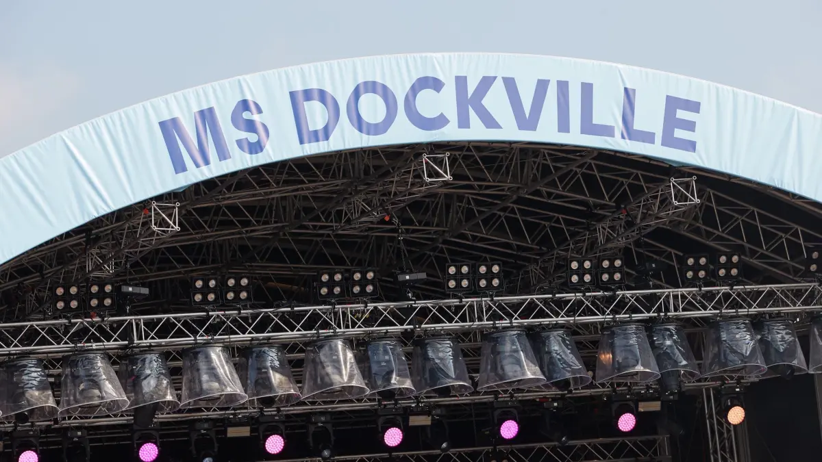 Musik– und Kunstfestivals MS Dockville: ARCHIV - 18.08.2023, Hamburg: Über der Bühne Großschot steht die Aufschrift «MS Dockville» auf dem Gelände des gleichnamigen Festivals. (zu dpa: ««Mehr als Live-Musik» - Bund steckt fünf Millionen Euro in Festivals») Foto: Georg Wendt/dpa +++ dpa-Bildfunk +++