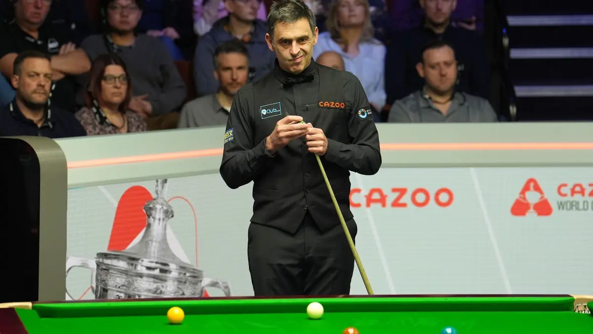 Cazoo Snooker–Weltmeisterschaft 2024: ARCHIV - 28.04.2024, Großbritannien, Sheffield: Ronnie O'Sullivan reagiert während seines Spiels gegen Day am neunten Tag der Cazoo World Snooker Championship 2024 im Crucible Theatre. Nun ist er bei der WM ausgeschieden. (zu dpa: «Ex-Weltmeister Trump und O'Sullivan bei Snooker-WM ausgeschieden») Foto: Martin Rickett/PA Wire/dpa +++ dpa-Bildfunk +++