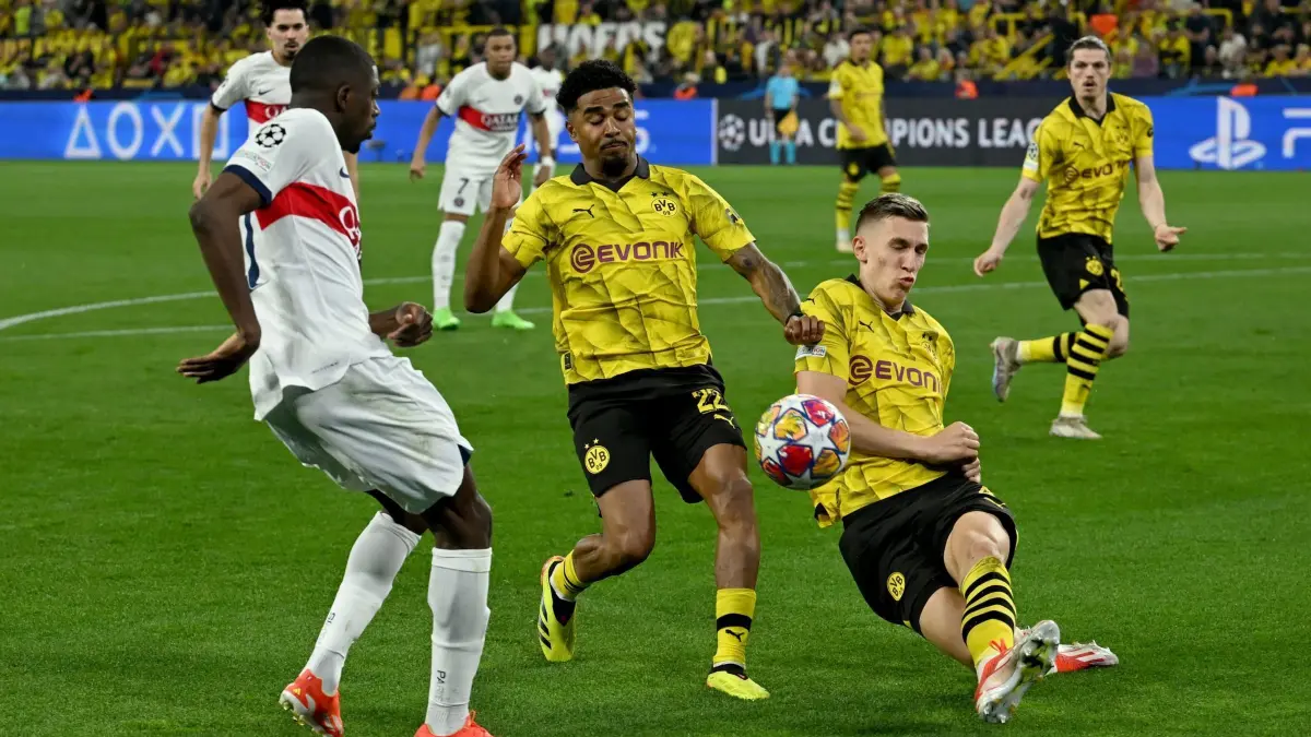 Borussia Dortmund — Paris Saint–Germain: 01.05.2024, Nordrhein-Westfalen, Dortmund: Fußball: Champions League, Borussia Dortmund - Paris Saint-Germain, K.o.-Runde, Halbfinale, Hinspiele, Signal Iduna Park. Ousmane Dembele von PSG (l) wird von Dortmunds Ian Maatsen (M) und Nico Schlotterbeck verteidigt. Foto: Bernd Thissen/dpa +++ dpa-Bildfunk +++