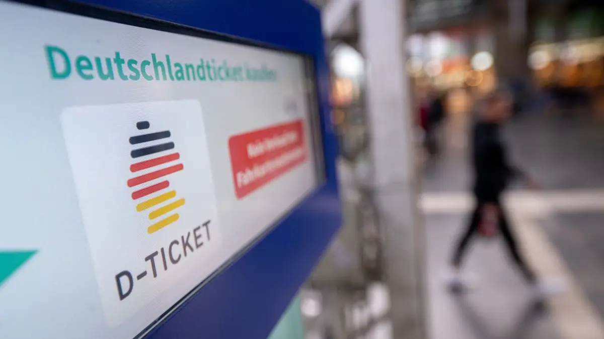 Deutschlandticket: ARCHIV - 01.05.2023, Hessen, Frankfurt/Main: Ein Hinweis für das Deutschlandticket steht am Hauptbahnhof auf einem Fahrkartenautomaten. (zu dpa: «Steigender Preis beim D-Ticket erwartet») Foto: Sebastian Gollnow/dpa +++ dpa-Bildfunk +++
