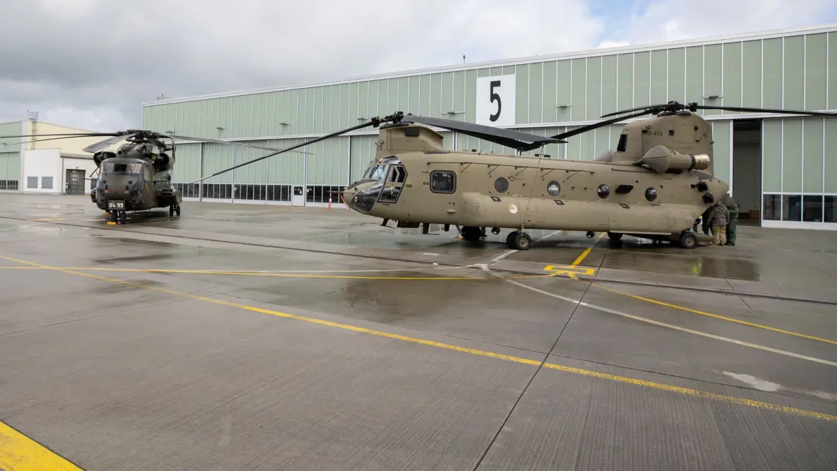 Größenvergleich: eine CH-53 neben einer CH-47. Das Foto entstand bei einem Besuch einer holländischen Maschine im Laupheimer Schwesternstandort Holzdorf bei Berlin. Aber auch in Laupheim sind die großen Hubschrauber derzeit eingesetzt.