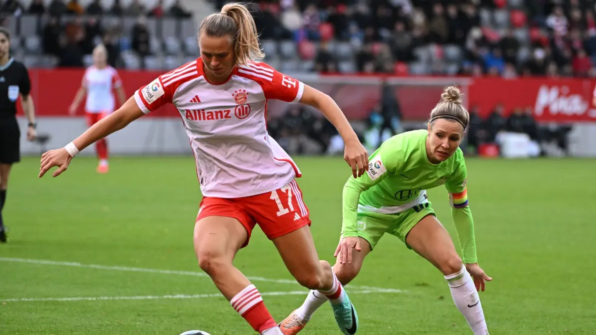 Klara Bühl (l) und Svenja Huth: ARCHIV - 05.11.2023, Bayern, München: Fußball, Frauen: Bundesliga, Bayern München - VfL Wolfsburg, 6. Spieltag, FC Bayern Campus. Bayerns Klara Bühl (l) kämpft mit Wolfsburgs Svenja Huth um den Ball. Den Begriff von der Wachablösung können sie beim VfL Wolfsburg längst nicht mehr hören.
Um noch eine Chance auf die Meisterschaft zu haben, sollten die Wolfsburgerinnen am Samstag gegen die Bayern gewinnen. (zu dpa: «Bayern-Frauen vor Titelchance «sehr, sehr stolz»») Foto: Angelika Warmuth/dpa +++ dpa-Bildfunk +++