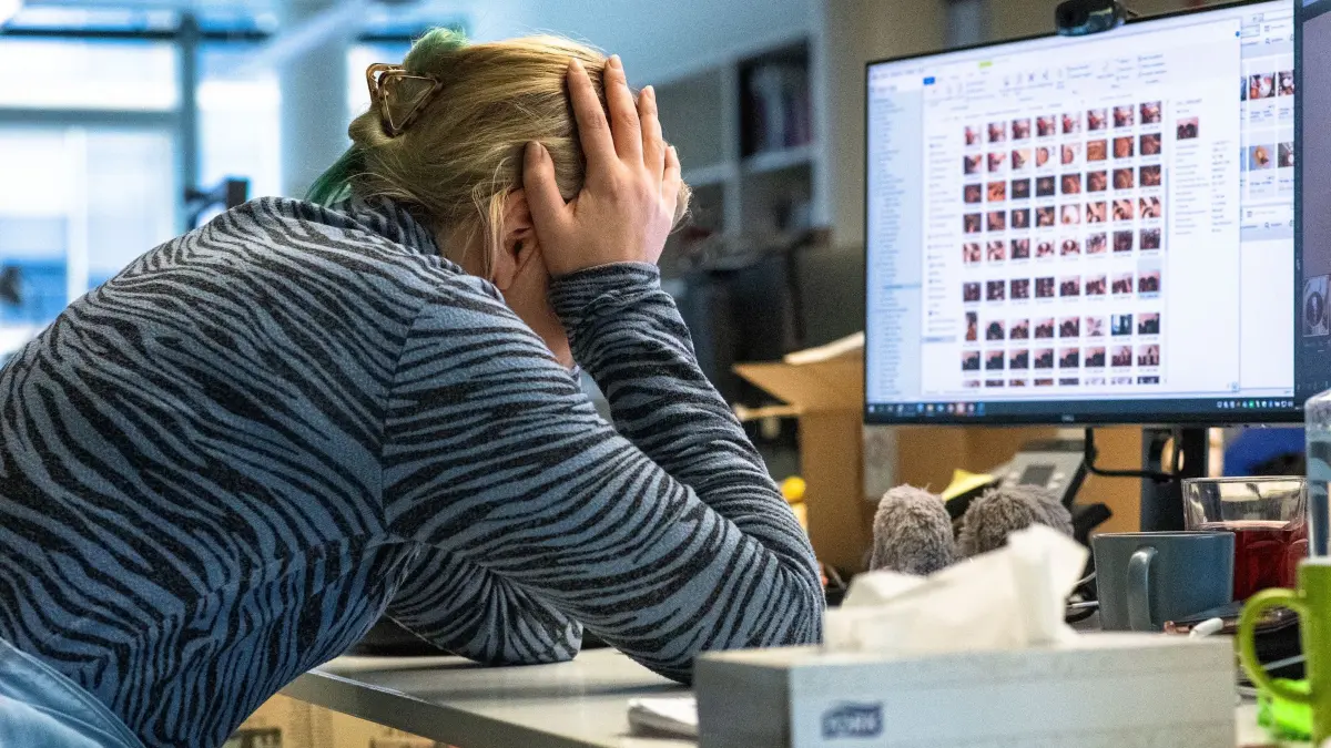 Eine Frau sitzt an ihrem Arbeitsplatz.: ILLUSTRATION - Wer viel Druck auf der Arbeit hat, der wird auch schneller seelisch krank - aber dagegen kann jeder Arbeitnehmer Maßnahmen ergreifen. (zu dpa: «Die eigene Psyche schützen: Was gegen Stress im Job hilft») Foto: Bernd Diekjobst/dpa-mag - Honorarfrei nur für Bezieher des Dienstes dpa-Magazin +++ dpa-Magazin +++