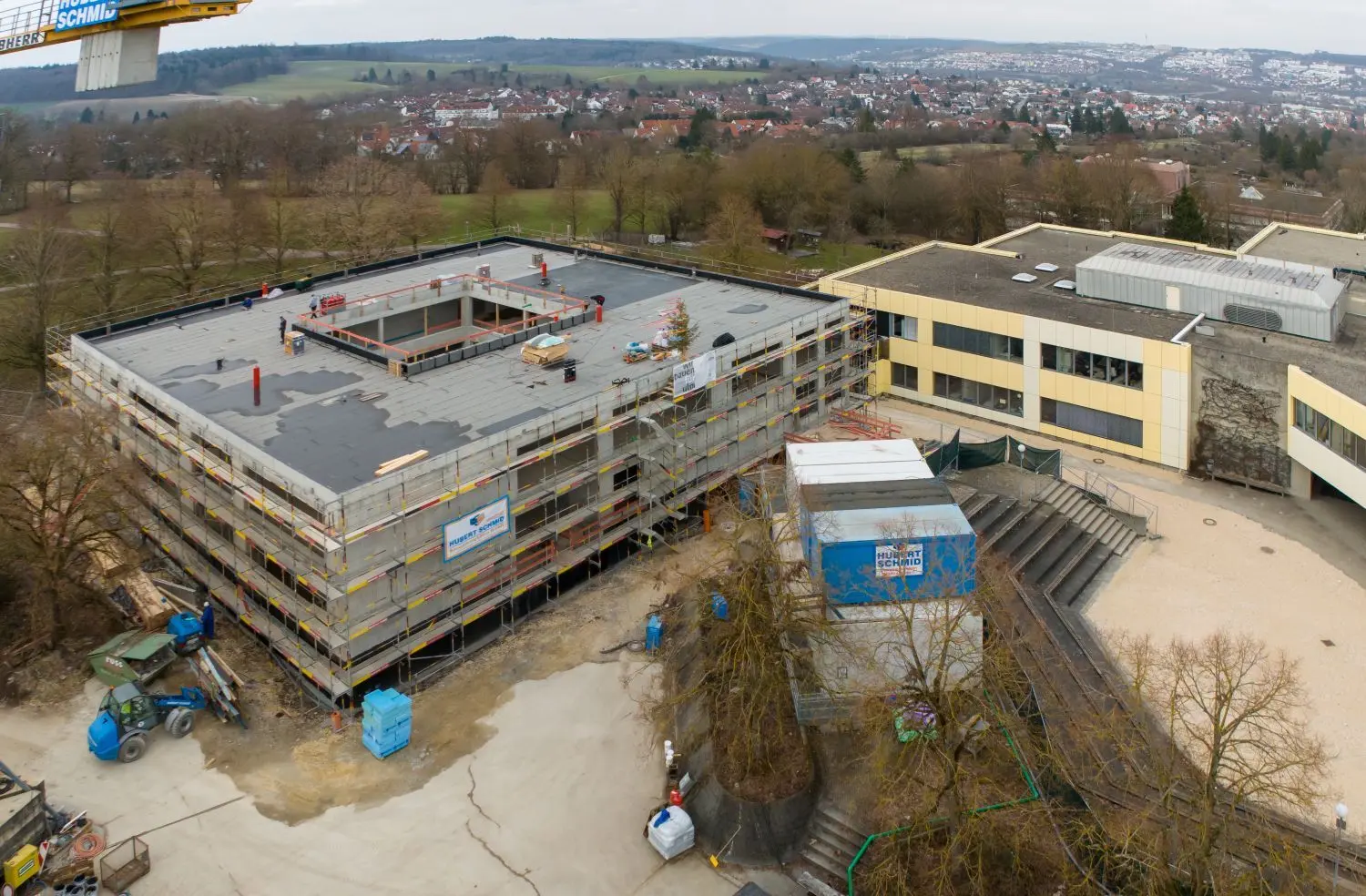Hinten mit der gelben Fassade ist das Schulgebäude des Anna-Essinger-Schulzentrums auf dem Kuhberg zu erkennen, vorn der Neubau.