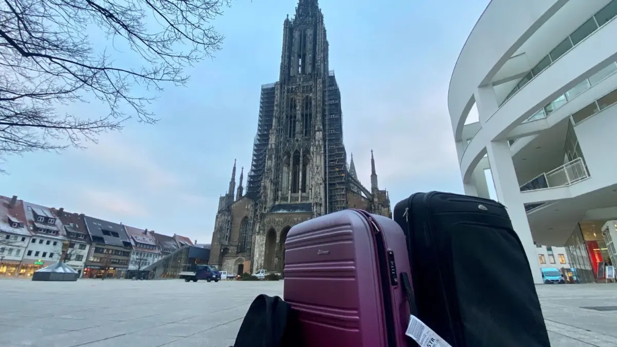 Der Tourismus in Ulm wird stärker — von den richtigen Maßnahmen können alle profitieren.
Koffer auf dem Münsterplatz
