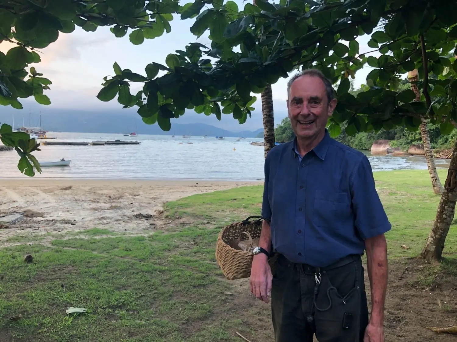 Amyr Klink in seinem Garten in Paraty mit Blick auf das Meer.