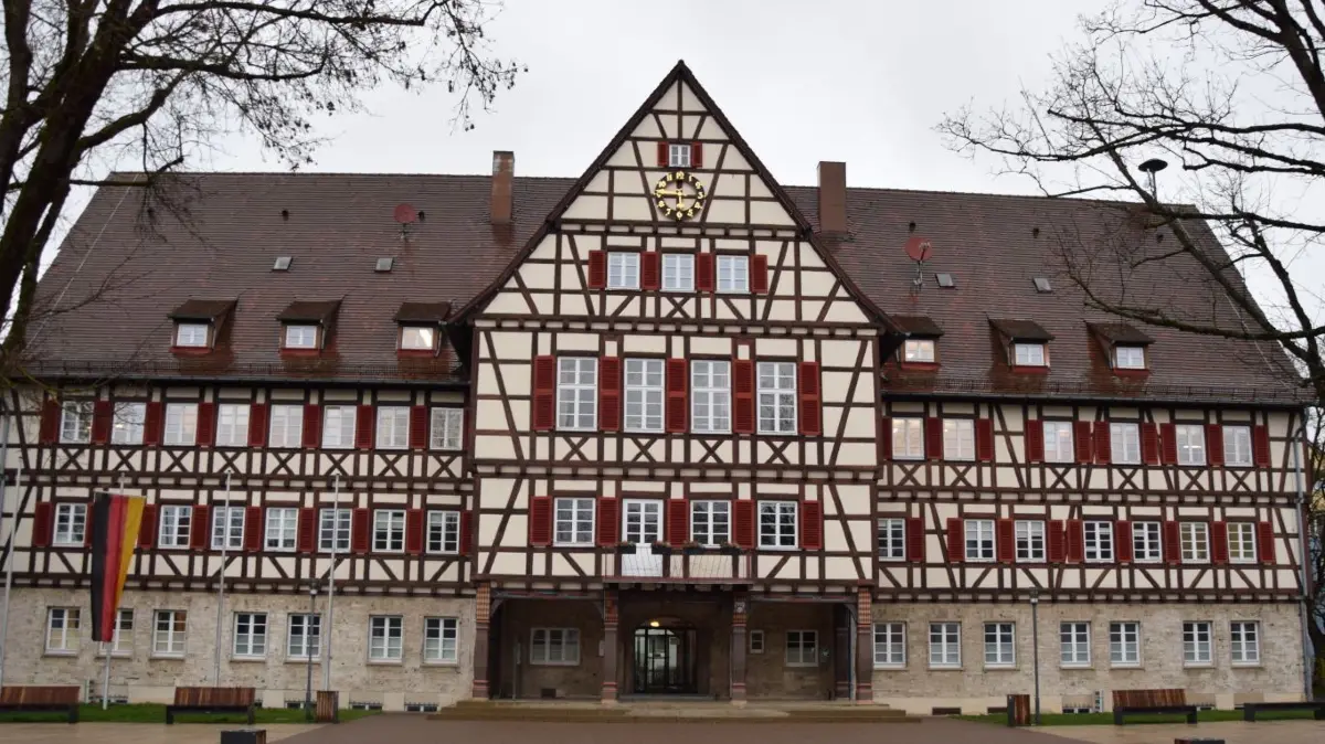 Am Mittwochabend fand eine außerordentliche öffentliche Sitzung des Münsinger Gemeinderats im Rathaus statt. ⇥