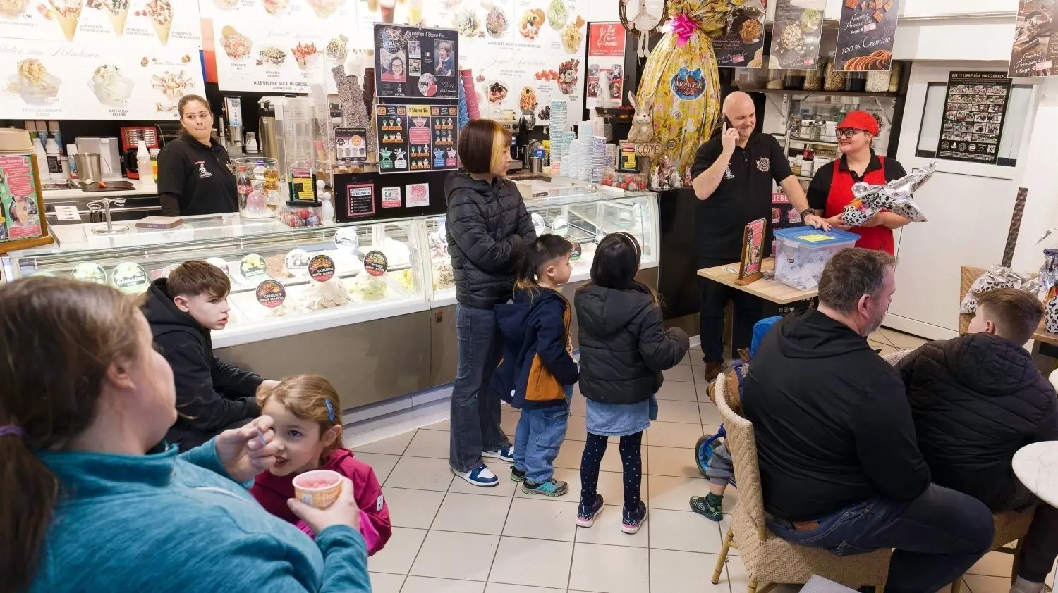 Das Bisinger Eiscafé Rialto ist mit einem Gewinnspiel und neuen Eiskreationen in die Saison gestartet. Im Hintergrund zu sehen: die Betreiber Marina und Michele. ⇥