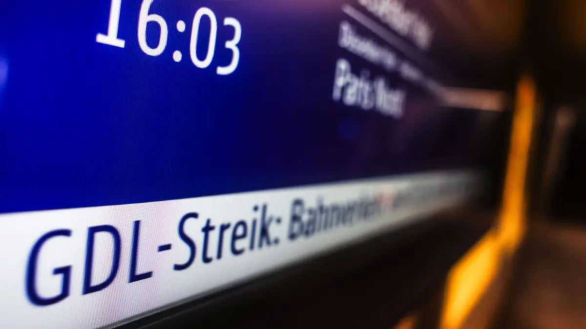 Bahnstreik: GDL kündigt nächsten 24 Stunden Streik an. (Symbolbild)
ARCHIV - 07.03.2024, Nordrhein-Westfalen, Duisburg: Auf einer elektronischen Anzeigetafel wird auf den GDL-Streik hingewiesen. Die Gewerkschaft Deutscher Lokomotivführer hat zum nächsten Warnstreik im Tarifstreit mit der Deutschen Bahn aufgerufen. Am Dienstag ab 2.00 Uhr morgens soll es für 24 Stunden erneut zu weitreichenden Einschränkungen im Fern-, Regional- und Güterverkehr kommen, teilte die Gewerkschaft am Sonntagabend mit. (zu dpa: «GDL kündigt nächsten Streik ab Dienstagmorgen an») Foto: Oliver Berg/dpa +++ dpa-Bildfunk +++