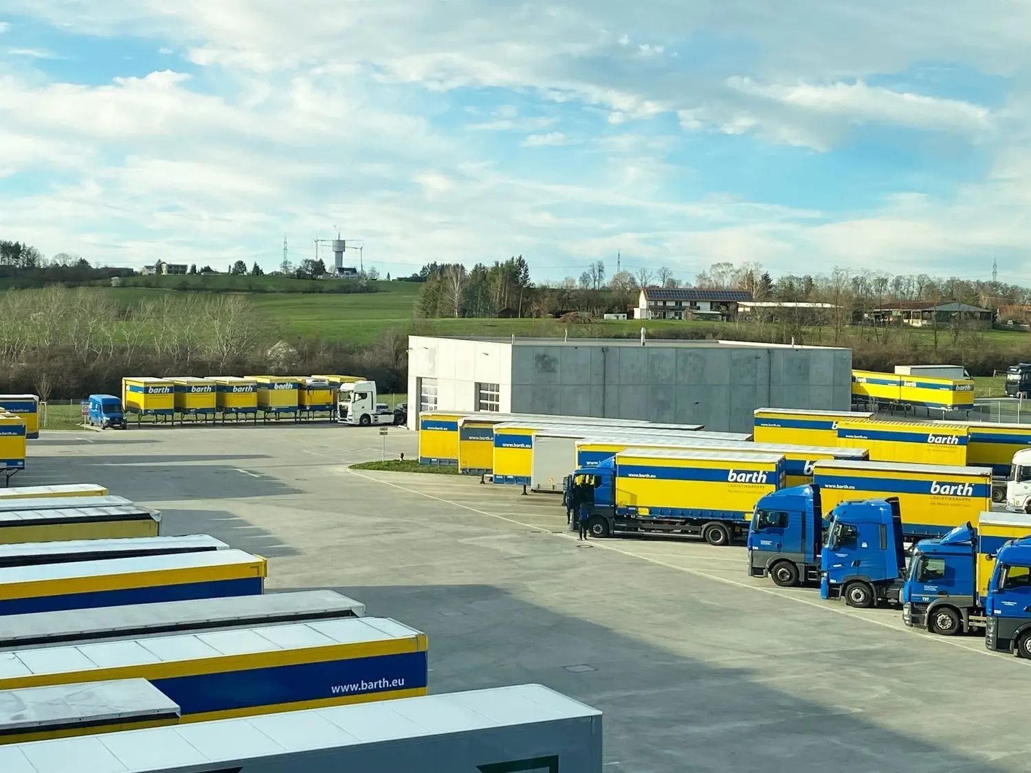 Die gelb-blaue Barth-Flotte könnte ab Mitte 2025 auch an einem 16 Meter hohen, 5000 Quadratmeter großen Medizintechnik-Logistikzentrum andocken, das auf dem Firmengelände in Richtung Sickingen (im Hintergrund der Wasserturm) gebaut werden soll.⇥