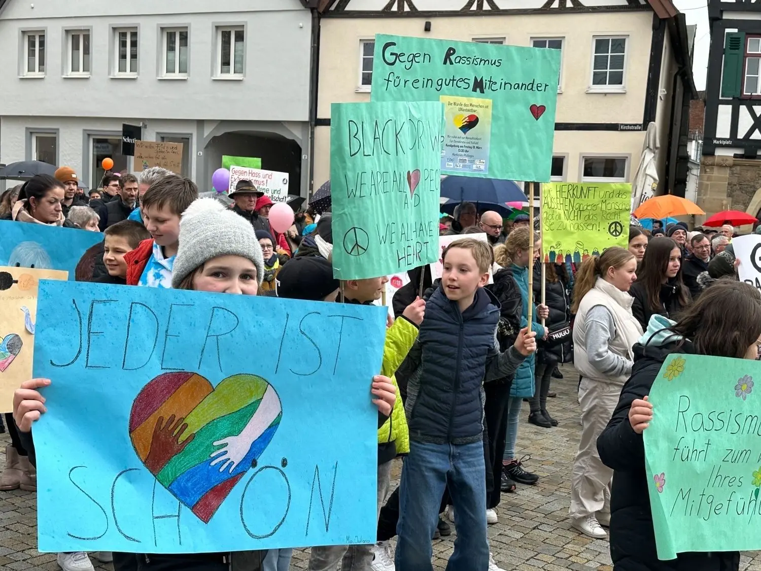 Bunt, vielfältig und mit klarer Botschaft: Zahlreiche Jugendliche hatten Plakate zur Demo mitgebracht.