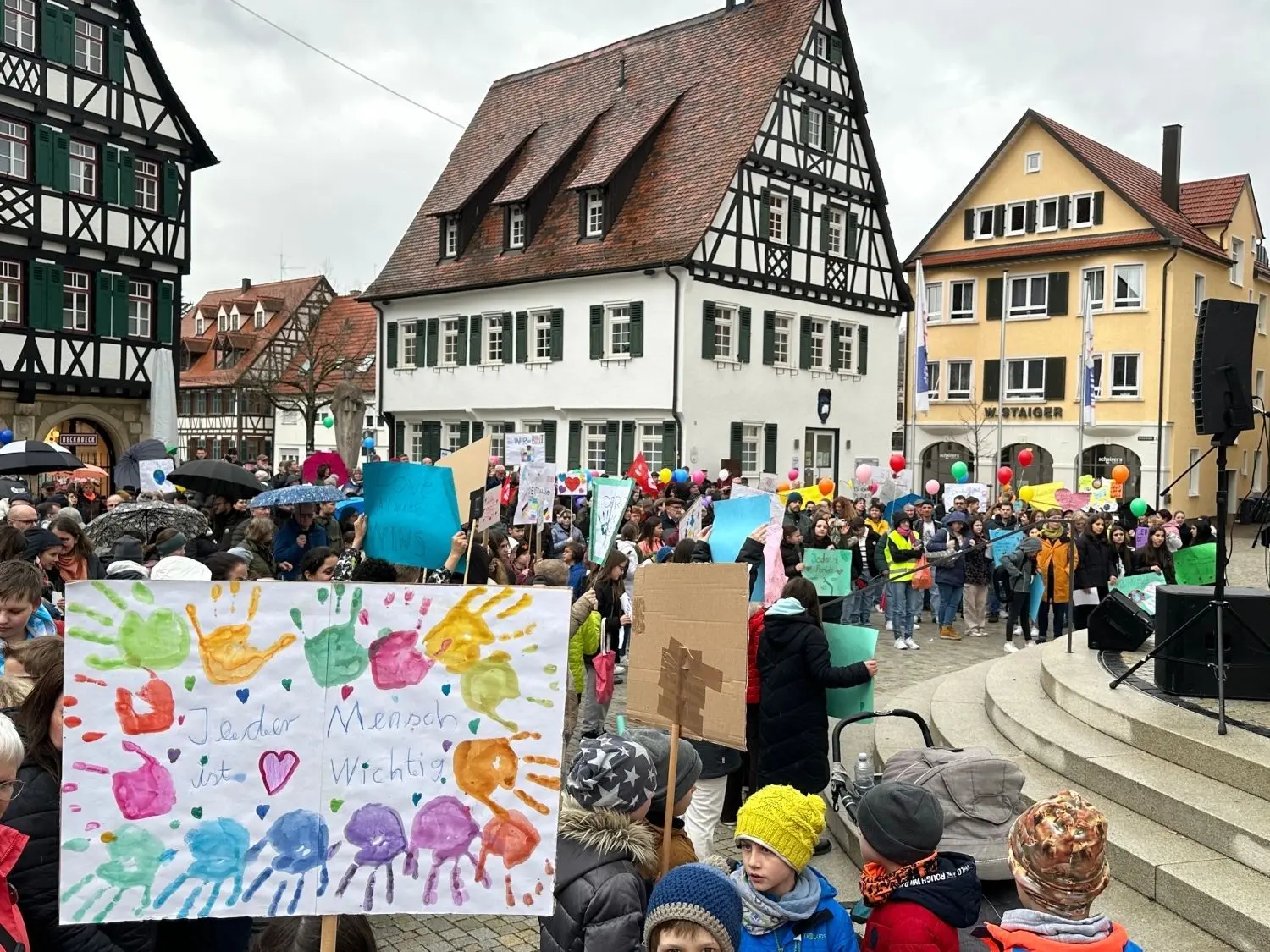 Bunt, vielfältig und mit klarer Botschaft: Zahlreiche Jugendliche hatten Plakate zur Demo mitgebracht.