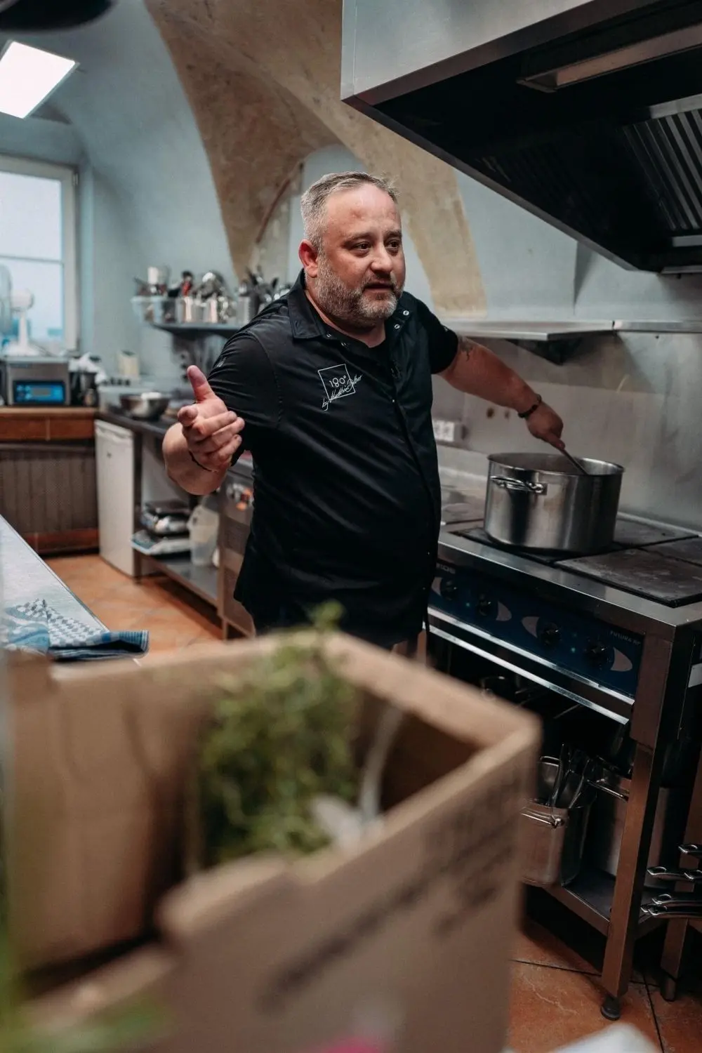 Matthias Diether hat sich TV-Kochduell „Kitchen Impossible“ gut geschlagen und nur knapp gegen Tim Mälzer verloren. Mit diesem verstand sich der Sternekoch, der in Reutlingen aufgewachsen ist, von Beginn an.⇥